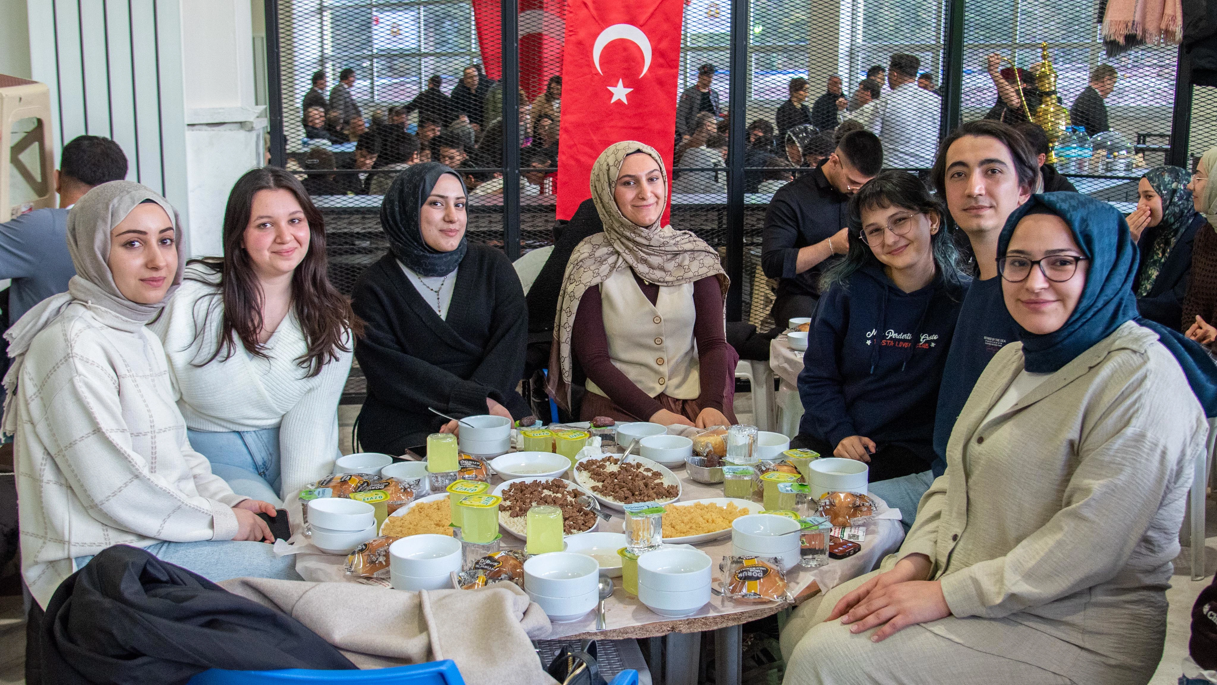 Selçuk Üniversitesi Fen Fakültesinde öğrenciler iftar programında buluştu